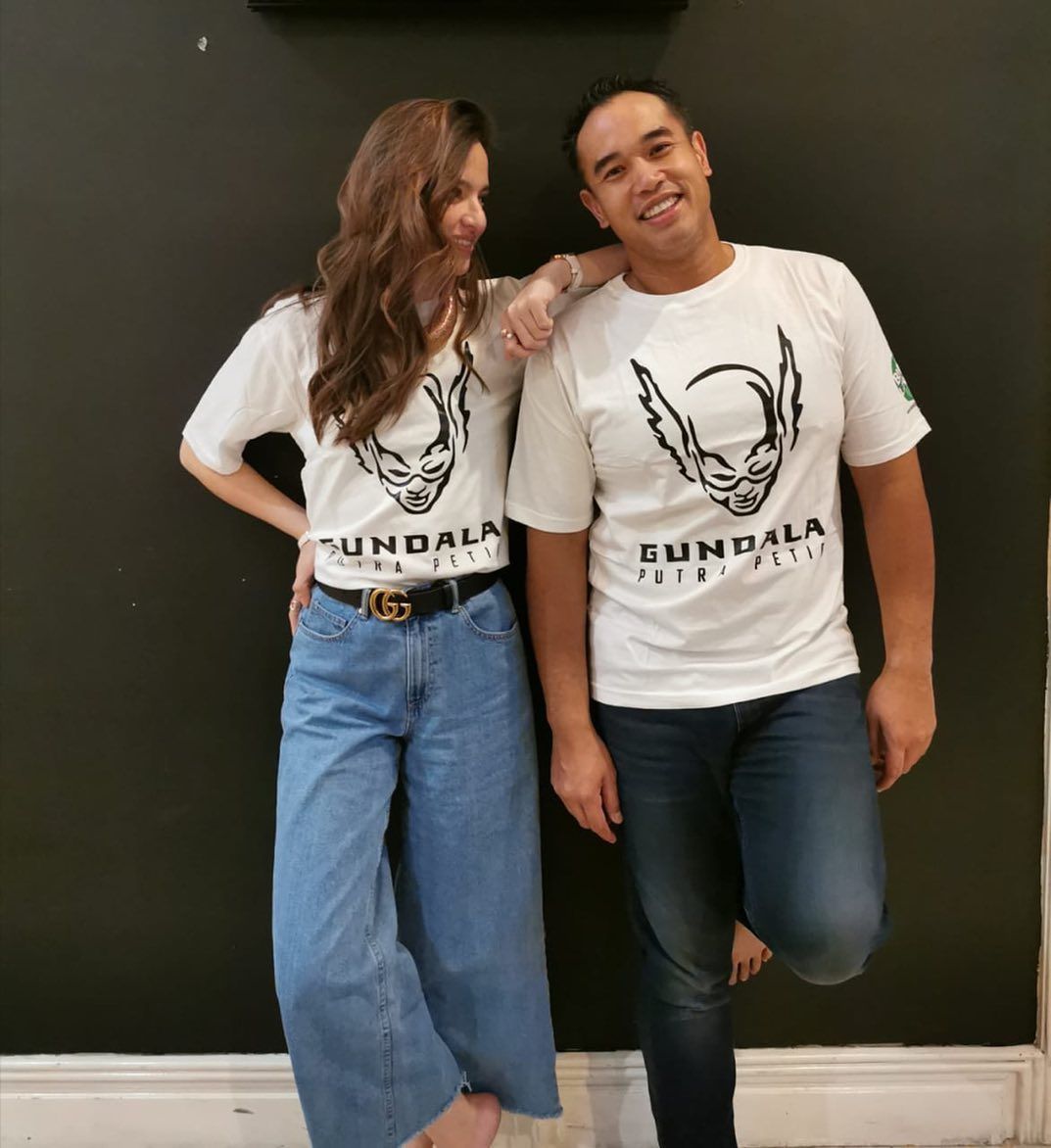 Ardi Bakrie dan istrinya, Nia Ramadhani, mengenakan kaos film Gundala.