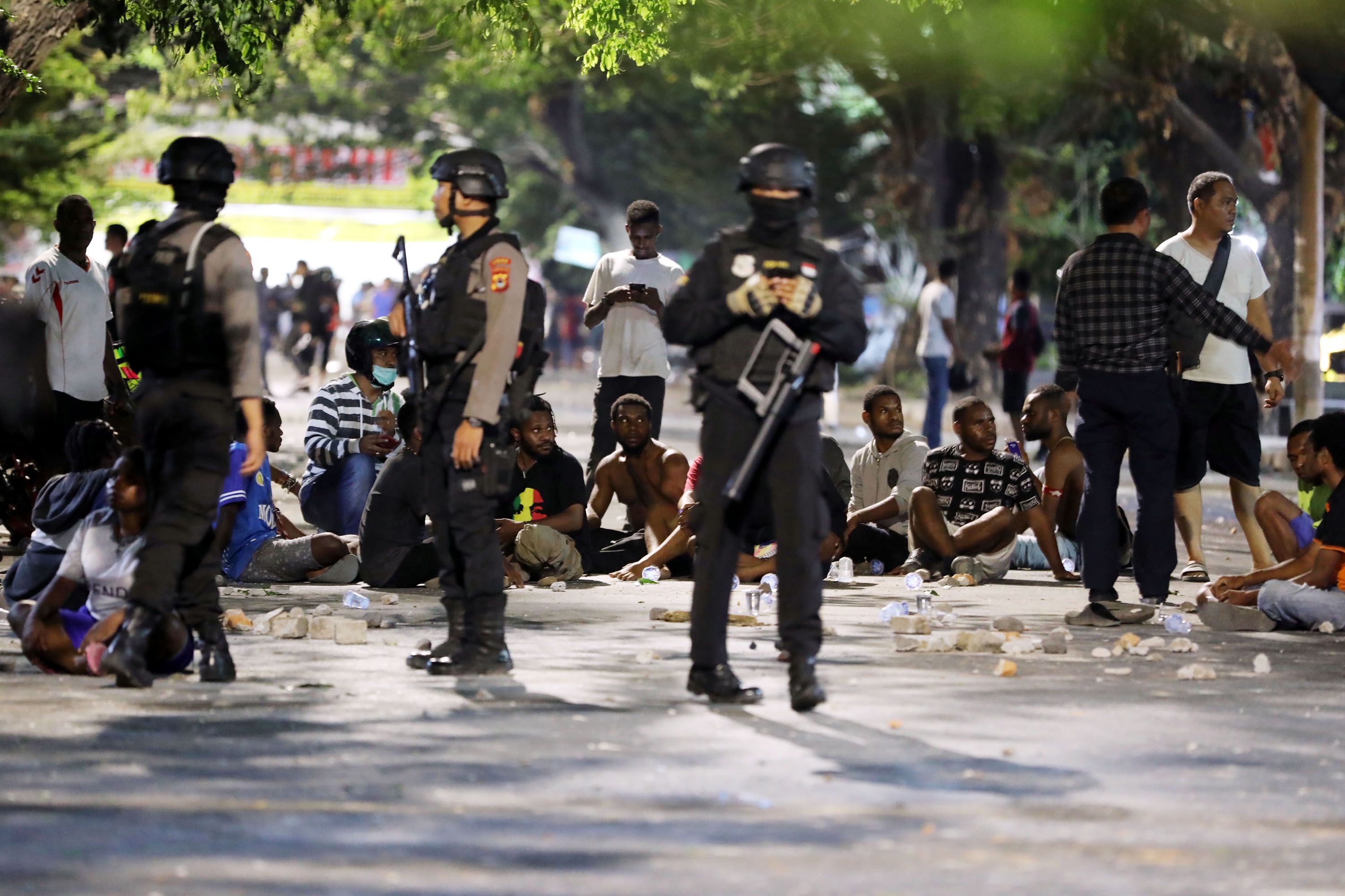 Suasana depan Asrama Mahasiswa Papua Cendrawasih IV Makassar pasca terjadi aksi saling lempar batu antara mahasiswa dan warga yang tidak dikenal di Jl Lanto Daeng Pasewang, Makassar, Senin (19/8/2019) malam. Serangan ini mengakibatkan kaca asrama tersebut rusak. Hingga saat ini belum ada keterangan 