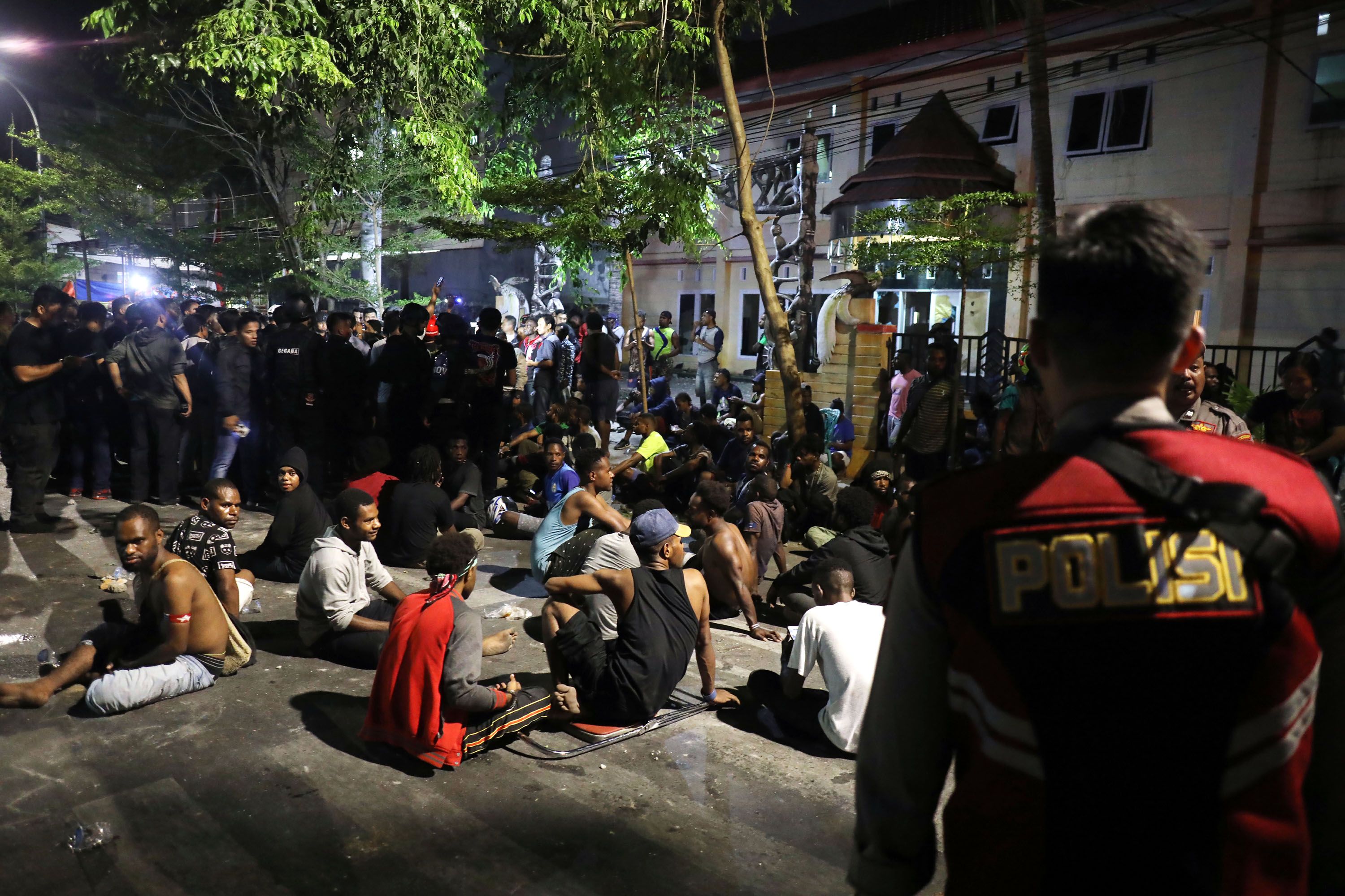 Suasana depan Asrama Mahasiswa Papua Cendrawasih IV Makassar pasca terjadi aksi saling lempar batu antara mahasiswa dan warga yang tidak dikenal di Jl Lanto Daeng Pasewang, Makassar, Senin (19/8/2019) malam. Serangan ini mengakibatkan kaca asrama tersebut rusak. Hingga saat ini belum ada keterangan 