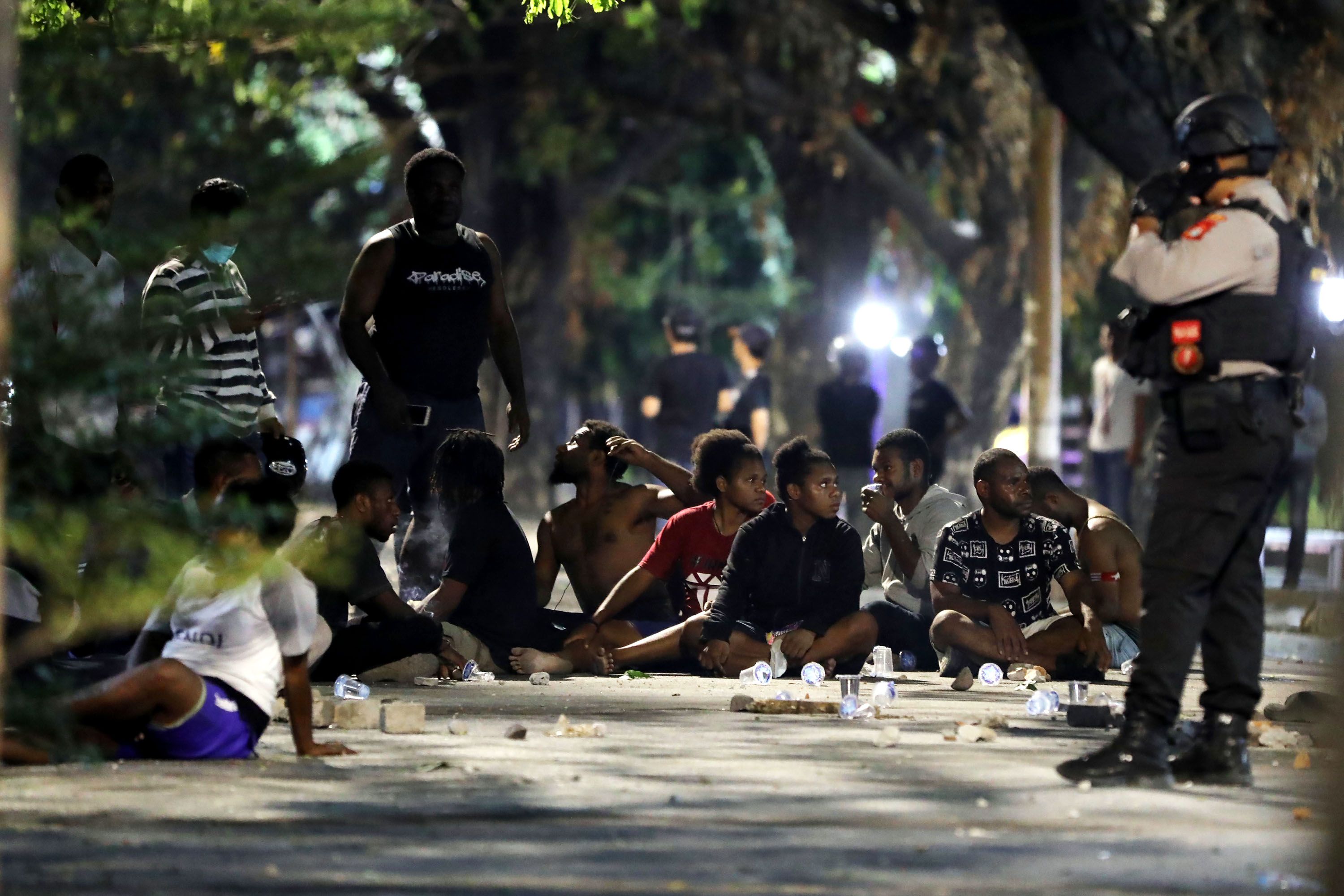 Suasana depan Asrama Mahasiswa Papua Cendrawasih IV Makassar pasca terjadi aksi saling lempar batu antara mahasiswa dan warga yang tidak dikenal di Jl Lanto Daeng Pasewang, Makassar, Senin (19/8/2019) malam. Serangan ini mengakibatkan kaca asrama tersebut rusak. Hingga saat ini belum ada keterangan 