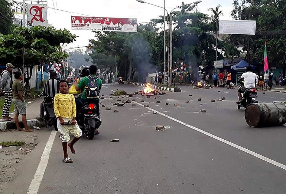 Warga pengunjuk rasa turun ke jalan dan berhadapan dengan aparat keamanan di Manokwari, Papua, Senin (19/8/2019). Aksi yang diwarnai kericuhan itu terjadi menyusul protes penangkapan mahasiswa Papua di sejumlah wilayah di Jawa Timur.