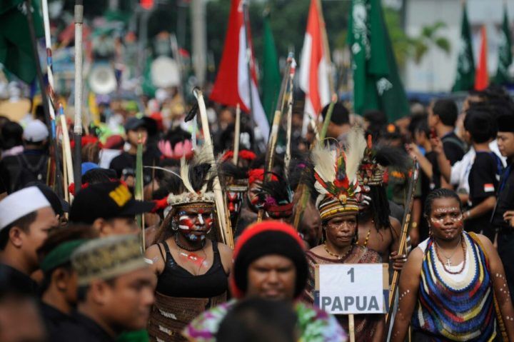 Peringatan 100 Hari Gus Dur --- Mahasiswa asal Papua  mengikuti karnaval budaya untuk memperingati 100 hari meninggalnya Abdurrahman Wahid atau Gus Dur di Jalan Malioboro Yogyakarta, Sabtu (10/4). Dalam karnaval budaya yang dimotori oleh Kaum Muda Nahdlatul Ulama Yogyakarta tersebut ditampilkan atra