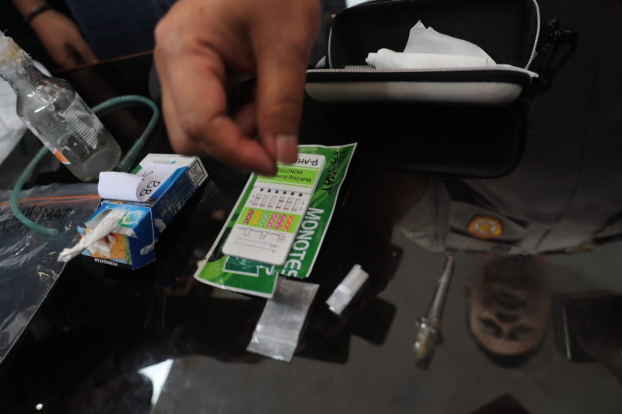 Pelaku dengan inisial R yang diduga Anggota DPRD Kota Makassar terpilih dari partai PPP ini ditangkap sedang menyalahgunakan narkoba dengan alat bukti jenis Sabu sebanyak 2 paket kecil serta alat isapnya dan tembako sintetis sebanyak 3 lenting.  
