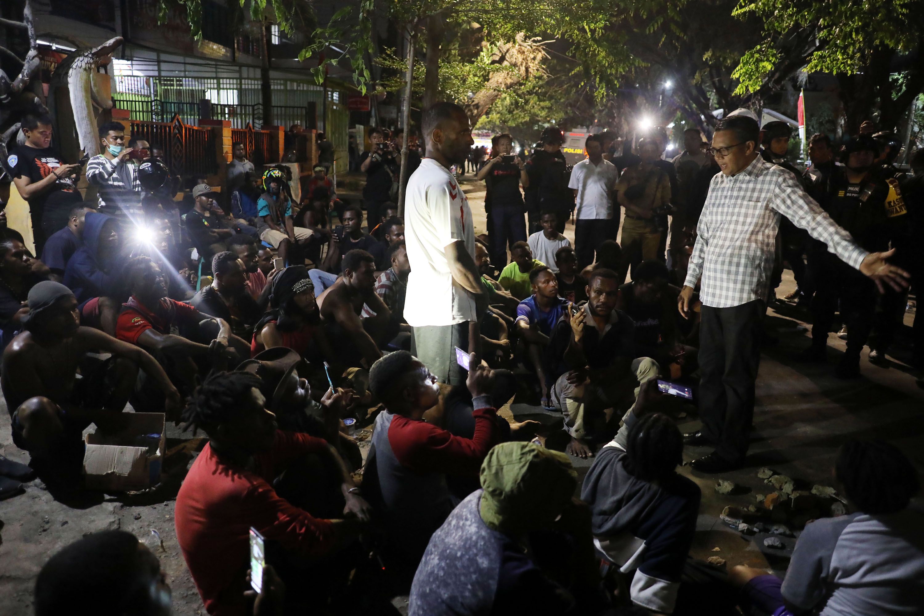 Gubernur Sulsel Nurdin Abdullah (kanan) berdialog dengan Mahasiswa dan penghuni Asrama Mahasiswa Papua Cendrawasih IV Makassar pasca terjadi aksi saling lempar batu antara mahasiswa dan warga yang tidak dikenal di Jl Lanto Daeng Pasewang, Makassar, Senin (19/8/2019) malam. Serangan ini mengakibatkan