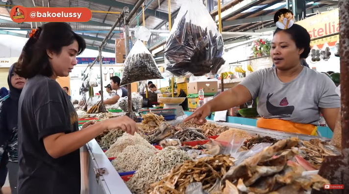 Belanja di pasar, Ussy kalap