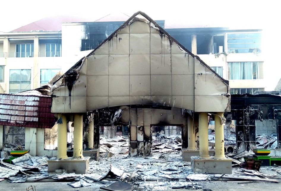 Kondisi gedung DPRD Papua Barat yang terbakar pascakerusuhan di Manokwari, Papua Barat, Senin (19/02/2019). Suasana Manokwari mulai kondusif pascaaksi kerusuhan akibat kemarahan atas peristiwa yang dialami mahasiswa asal Papua di Surabaya, Malang dan Semarang.