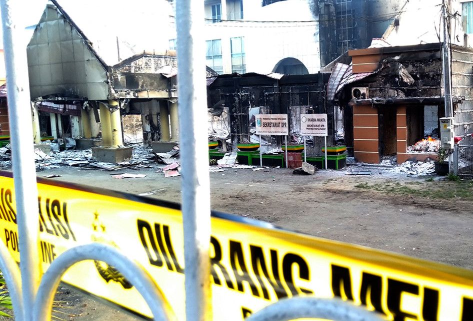 Kondisi gedung DPRD Papua Barat yang terbakar pascakerusuhan di Manokwari, Papua Barat, Senin (19/02/2019). Suasana Manokwari mulai kondusif pascaaksi kerusuhan akibat kemarahan atas peristiwa yang dialami mahasiswa asal Papua di Surabaya, Malang dan Semarang.