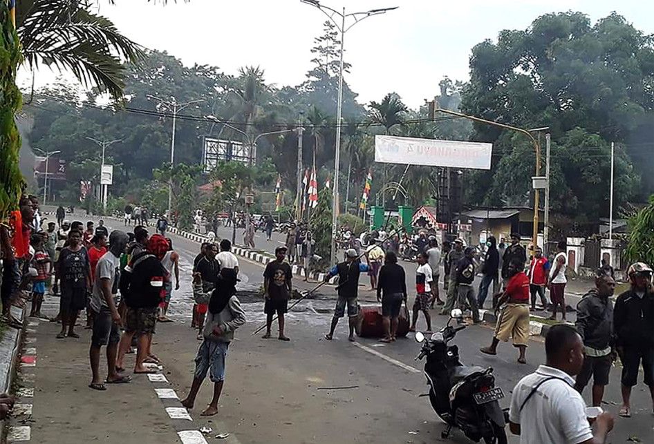 Warga pengunjuk rasa turun ke jalan dan berhadapan dengan aparat keamanan di Manokwari, Papua, Senin (19/8/2019). Aksi yang diwarnai kericuhan itu terjadi menyusul protes penangkapan mahasiswa Papua di sejumlah wilayah di Jawa Timur.