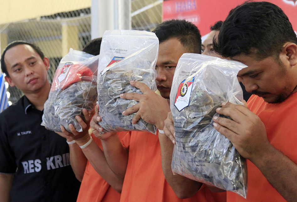 Satuan Reserse Kriminal Polresta Banda Aceh menunjukkan tersangka dan barang bukti dari kejahatan perdagangan satwa dilindungi berupa 6 kilogram sisik trenggiling dan 115 duri landak, Rabu (21/08/2019). Sisik trenggiling yang diamankan dari tiga tersangka itu diperdagangkan dengan harga Rp 3 juta pe
