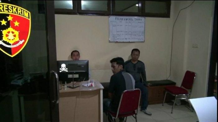 Petugas Satreskrim Polres Garut memeriksa seorang tersangka kasus Video Vina Garut berinisial B alias W, Jumat (16/8/2019).