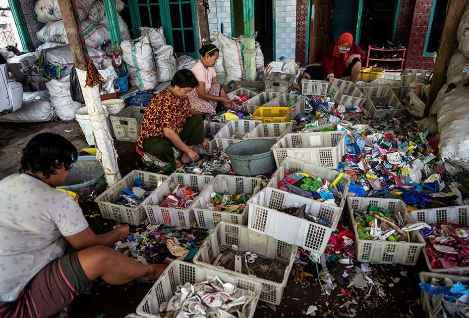 Warga menyortir sampah plastik di Desa Bangun, Mojokerto, Jawa Timur, Senin (22/7/2019). Kala masyarakat dunia berlomba-lomba memerangi plastik bekas, namun tidak bagi masyarakat Bangun yang melihat sampah plastik layaknya uang.