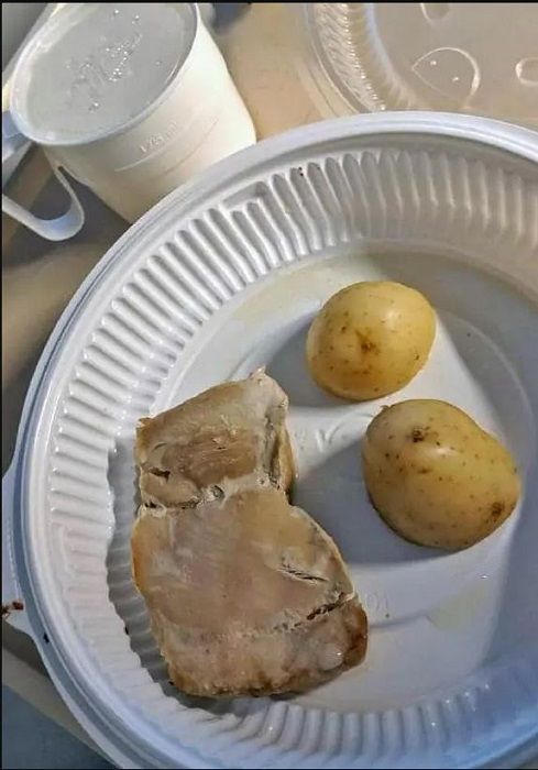 Sepotong daging yang tak diketahui daging apa dan dua kentang rebus