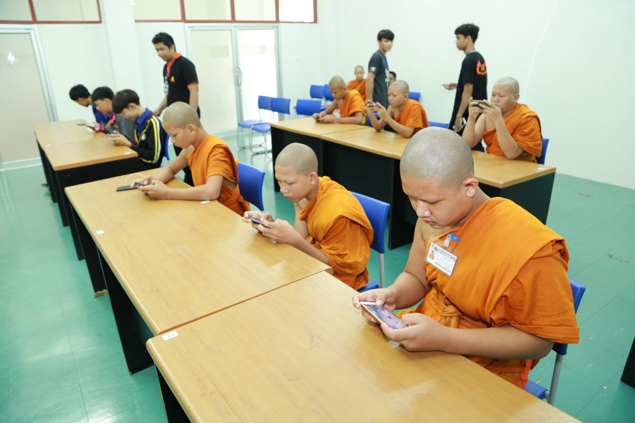 Para biksu muda yang ikut berkompetisi di turnamen esports