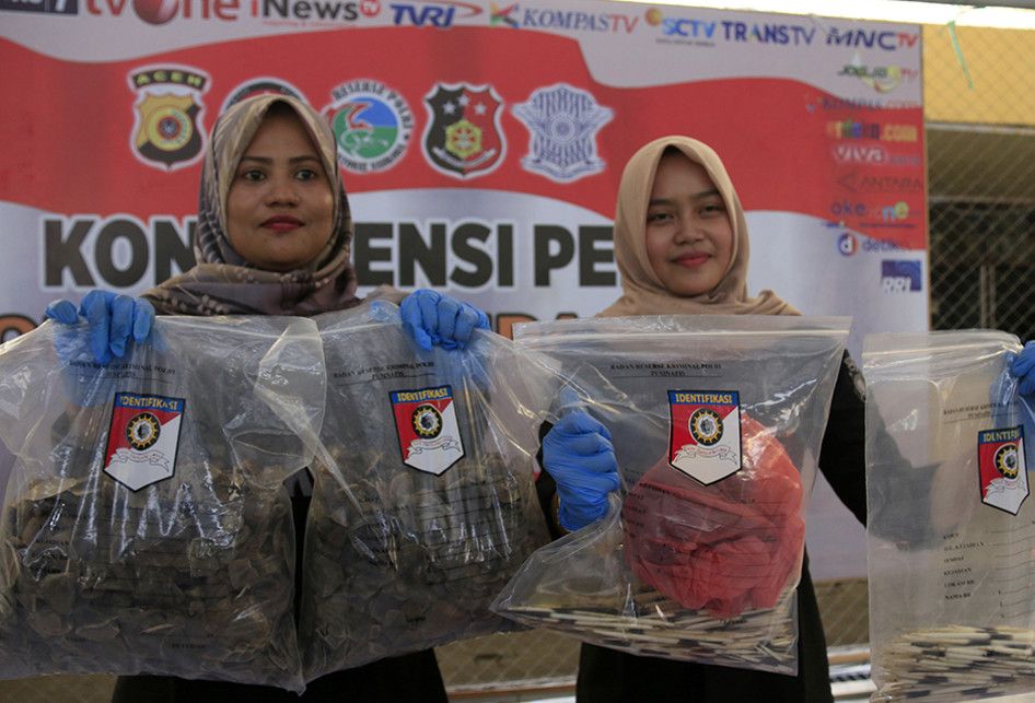 Satuan Reserse Kriminal Polresta Banda Aceh menunjukkan barang bukti dari kejahatan perdagangan satwa dilindungi berupa 6 kilogram sisik trenggiling dan 115 duri landak, Rabu (21/08/2019). Sisik trenggiling yang diamankan dari tiga tersangka itu diperdagangkan dengan harga Rp 3 juta per kilogram unt