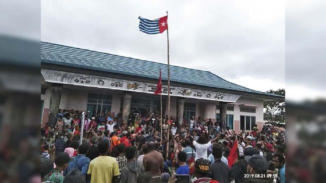 Pengibaran bendera Bintang Kejora di Fakfak, Papua Barat. 