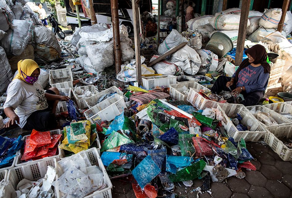 Warga menyortir sampah plastik di Desa Bangun, Mojokerto, Jawa Timur, Senin (22/7/2019). Kala masyarakat dunia berlomba-lomba memerangi plastik bekas, namun tidak bagi masyarakat Bangun yang melihat sampah plastik layaknya uang.