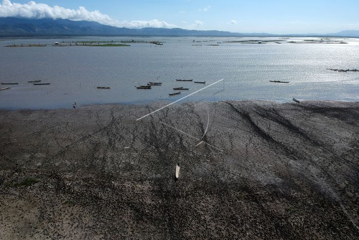 Foto udara kondisi Danau Limboto yang mengering di Kabupaten Gorontalo, Gorontalo, Senin (12/8/2019). 