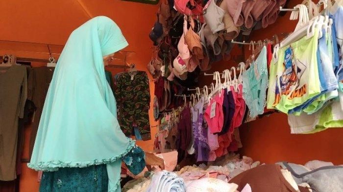 Siti Fatimah menata barang dagangan di toko yang terletak di Krapyak Lor, Pekalongan Utara, Kamis (22/8/2019). 