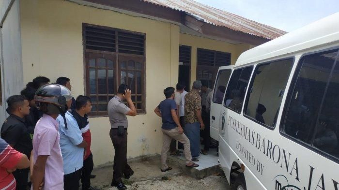 Mobil ambulance Puskesmas Krueng Barona Jaya, sedang mengevakuasi jenazah Lia Yulrifa yang ditemukan meninggal tergantung di bagian kusen pintu kamar rumah kontrakannya di Lorong Tgk Diteupin Dusun Puklat, Gampong Meunasah Papeun, Kecamatan Krueng Barona Jaya, Aceh Besar, Rabu (21/8/2019).