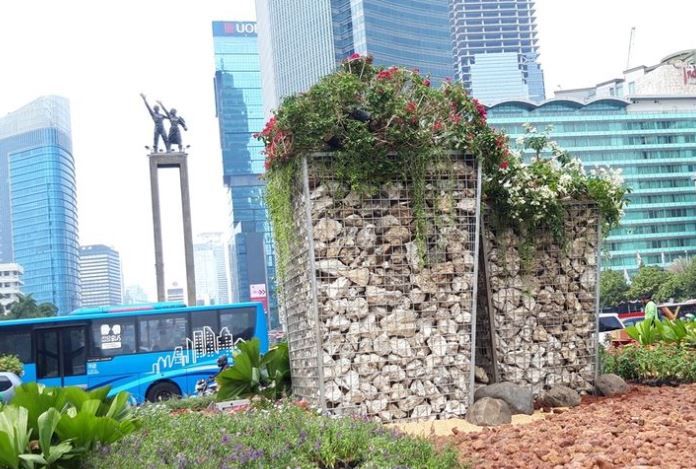 Instalasi gabion yang dibuat dari batu bronjong di Bundaran HI, Jakarta Pusat.