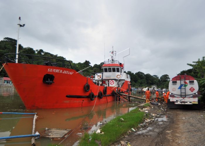 Mobil tanki pertamina tiba di pelabuhan muara padang sumatera barat bersiap memindahkan BBM ke kapal untuk di bawa ke Tua Pejat Kep. Mentawai