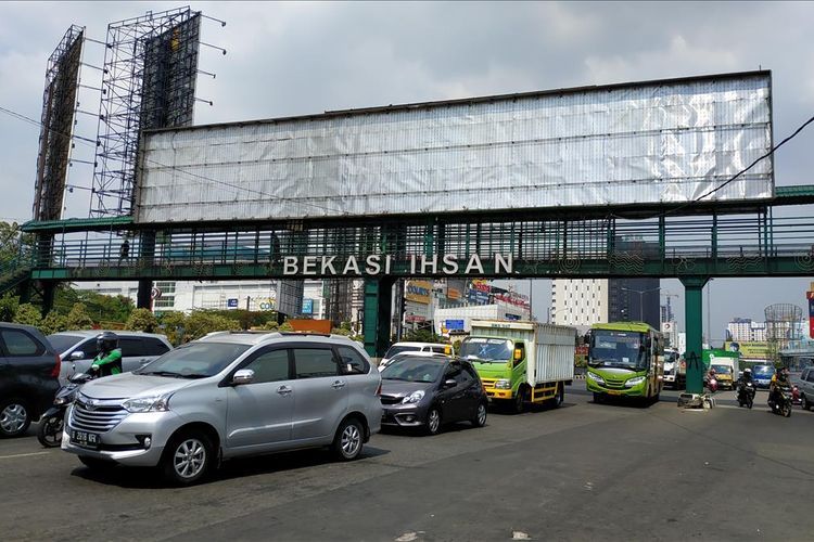 Suasana Lalu Lintas Kota Bekasi