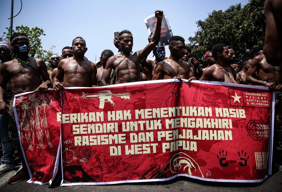 Sejumlah mahasiswa Papua di Jakarta yang tergabung dalam Aliansi Mahasiswa Anti Rasisme, Kapitalisme, Kolonialisme, dan Militerisme, menggelar aksi unjuk rasa di seberang Gedung Kementerian Dalam Negeri, Jalan Medan Merdeka Utara, Kamis (22/8/2019). Mahasiswa Papua meminta Presiden Joko Widodo memas