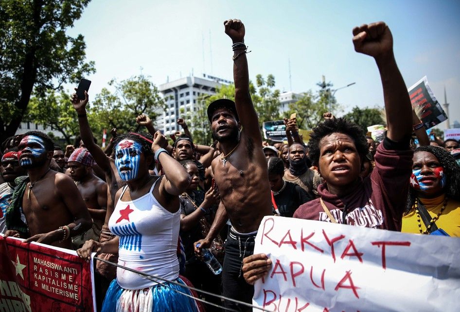 Sejumlah mahasiswa Papua di Jakarta yang tergabung dalam Aliansi Mahasiswa Anti Rasisme, Kapitalisme, Kolonialisme, dan Militerisme, menggelar aksi unjuk rasa di seberang Gedung Kementerian Dalam Negeri, Jalan Medan Merdeka Utara, Kamis (22/8/2019). Mahasiswa Papua meminta Presiden Joko Widodo memas