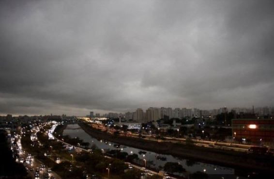 Suasana Sao Paulo yang gelap gulita usai kebakaran hutan Amazon