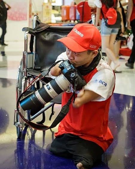 aku banyak belajar dari kehidupan yang aku jalani, karena sebenarnya tidak ada keterbatasan. yang ada hanyalah kemauan untuk menciptakan diri kita lebih berarti.... jangan hanya mencari keajaiban. tapi jadikan dirimu keajaiban itu sendiri......