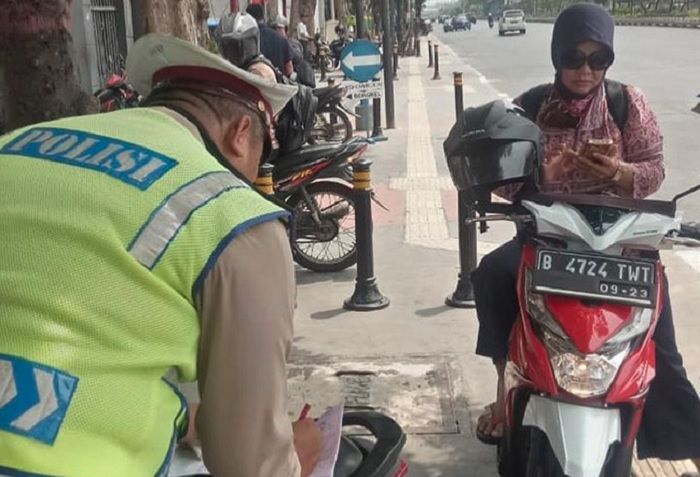 Emak-emak pengendara skutik lawan arus di kawasan Jalan Matraman, Jaktim.