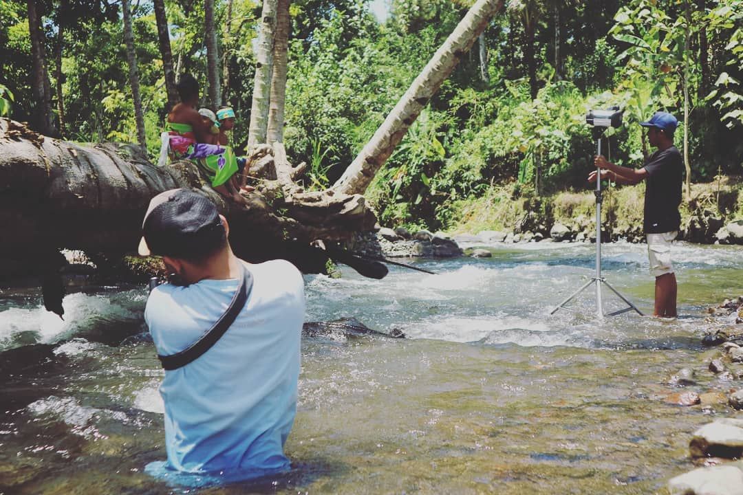 inilah sosok fotografer difabel ternama asal Banyuwangi,  Achmad Dzulkarnain