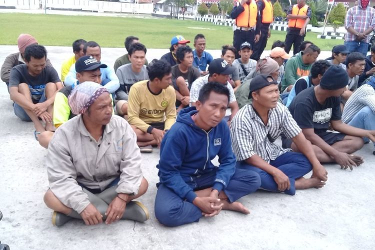 35 ABK KM Gemilang Samudera saat dimintai keterangan kejadian pembajakan KM Mina Sejati