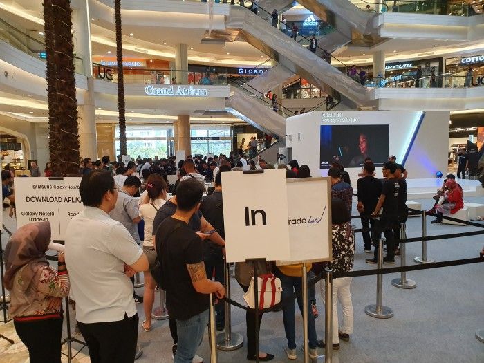 Para pengunjung yang ingin menukarankan hape lamanya dengan Samsung Galaxy Note 10.