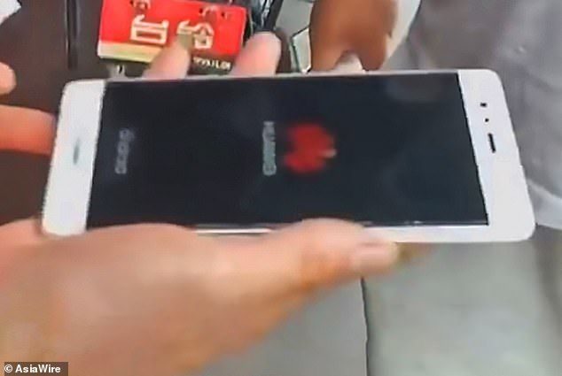 Kakak perempuannya mengatakan bocah laki-laki itu sedang mengisi telepon Huawei-nya (foto) dengan kabel pihak ketiga