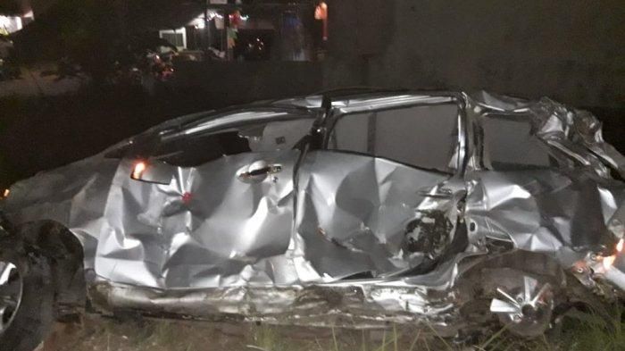Mobil Toyota Avanza yang hancur tertabrak kereta Holcim