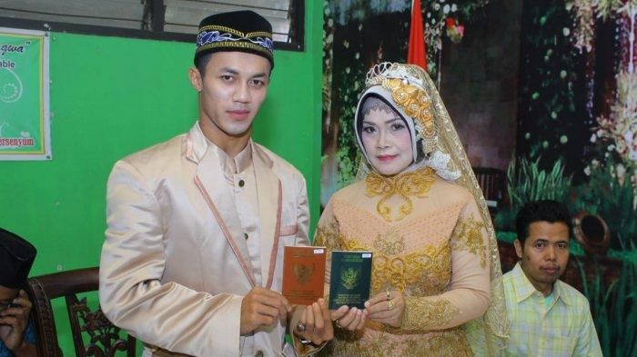 Pernikahan Destoko (24) dan Rasmiati (50). 