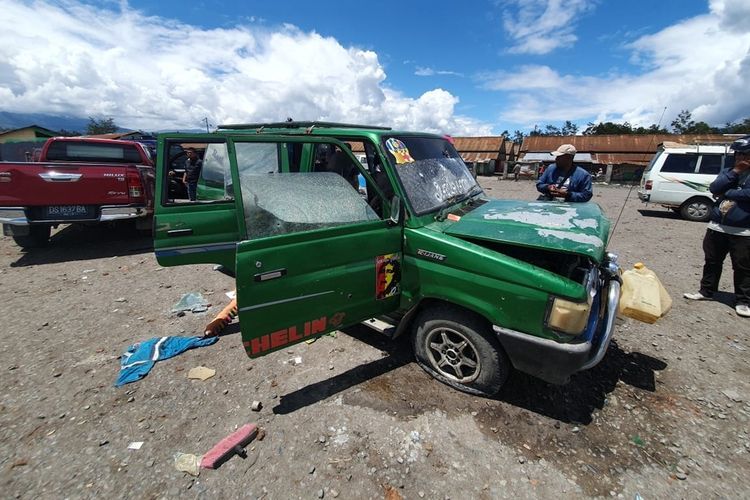 Mobil yang digunakan 5 orang KKB yang sebelumnya terlibat baku tembak di Pasar Ajibana, Distrik Wamena, Kabupaten Jayawijaya, Papua, Jumat (23/08/2019)