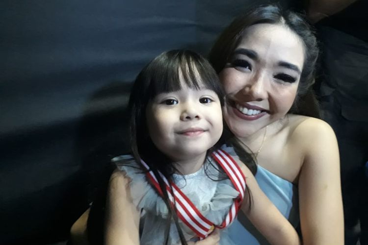Gisel dan anaknya Gempi saat ditemui di kawasan Senayan, Jakarta Pusat, Minggu (23/6/2019).