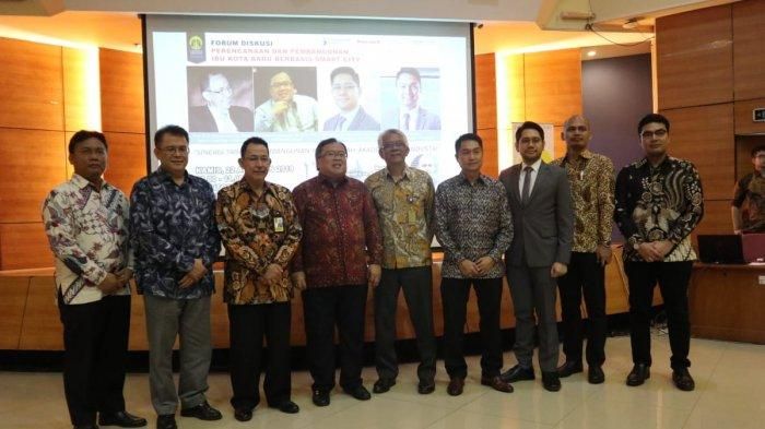 Menteri PPN/Kepala Bappenas Bambang PS Brodjonegoro (keempat dari kiri) bersama sejumlah pembicara di acara diskusi terbuka bertajuk 