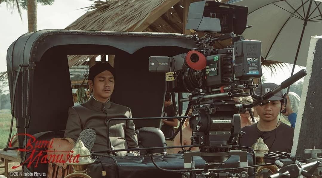 Iqbaal Ramadhan dalam film Bumi Manusia.