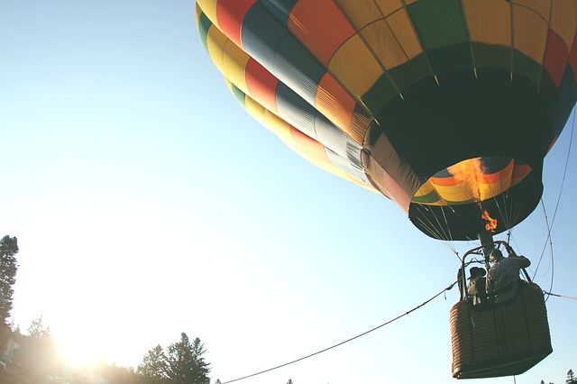 Ilustrasi terbang menggunakan balon udara