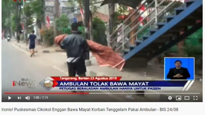 Sang aayah yang sedang membopong jenazah anaknya husein untuk dibawa pulang ke rumah duka