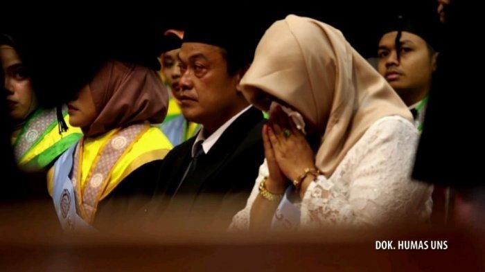 Ibunda Irza Laila Nur Trisna tak kuasa meneteskan air mata ketika menghadiri acara wisuda sang anak.