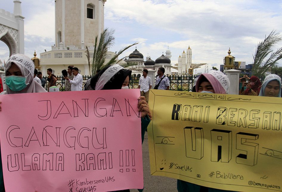 Aksi demonstrasi bela Ustaz Abdul Somad (UAS) berlangsung di pinggir jalan depan Masjid Raya Baiturahman, Kota Banda Aceh, Jumat (23/8/2019). Ratusan massa dari berbagai ormas, OKP, santri, dan mahasiswa di Aceh melakukan aksi damai bela UAS yang beberapa waktu lalu telah dilaporkan ke polisi karena