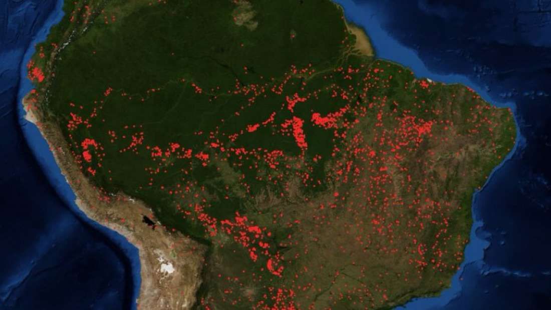 Titik api di hutan Amazon. 