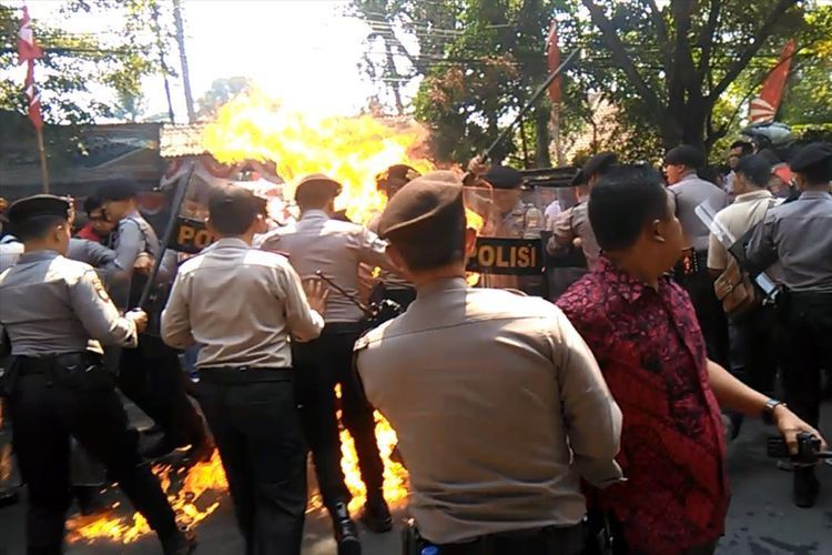 Detik-detik api membesar dan melukai empat orang anggota polisi dalam aksi unjukrasa mahasiswa di Cianjur, Jawa Barat yang berunjung ricuh