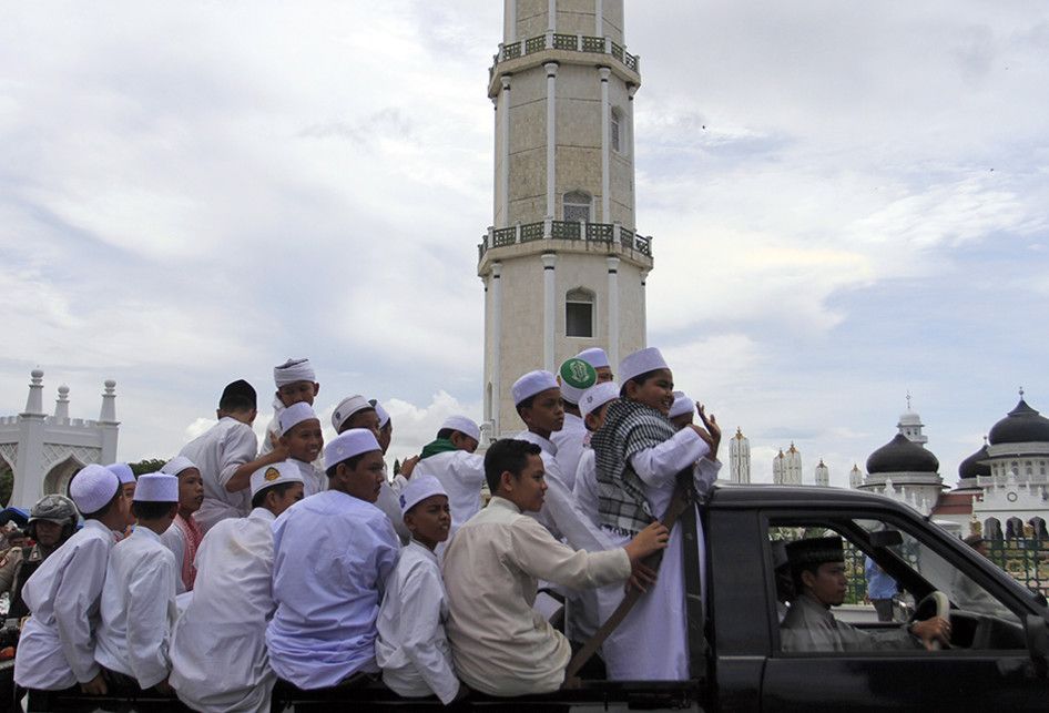 Aksi demonstrasi bela Ustaz Abdul Somad (UAS) berlangsung di pinggir jalan depan Masjid Raya Baiturahman, Kota Banda Aceh, Jumat (23/8/2019). Ratusan massa dari berbagai ormas, OKP, santri, dan mahasiswa di Aceh melakukan aksi damai bela UAS yang beberapa waktu lalu telah dilaporkan ke polisi karena