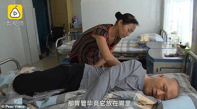 Zhang Guihuan sedang memijat sang suami