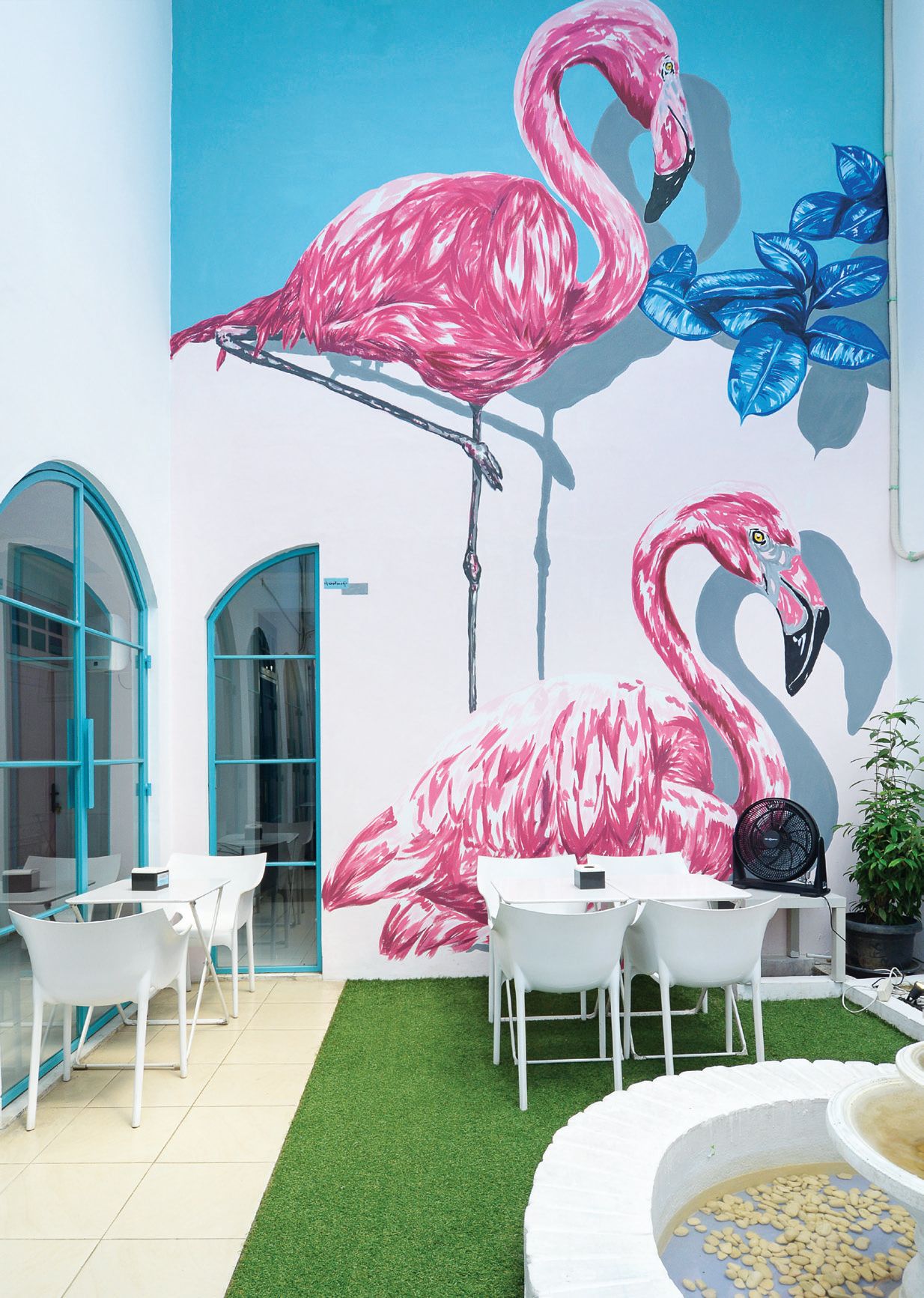 Begini Asiknya Piknik di Cafe Bergaya Tropis, Lengkap dengan Taman dan Mural!